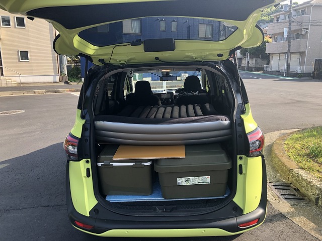トヨタシエンタ170系のラゲージに自作ベッドボードを設置、車中泊に